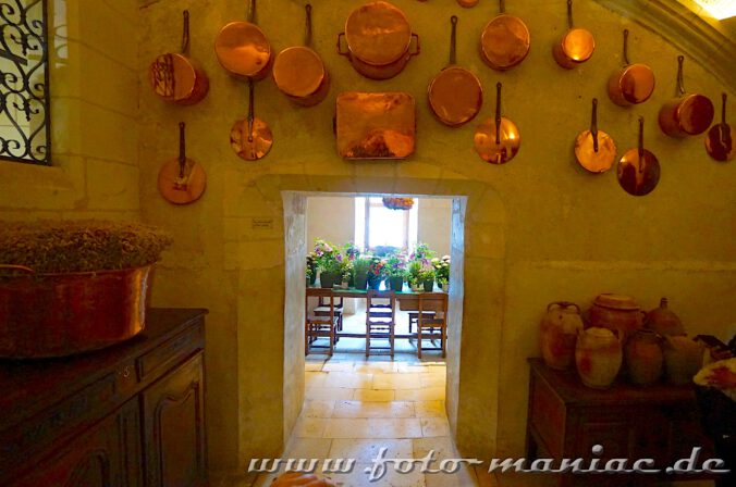 Kupferpfannen und Töpfe hängen an der Wand im idyllischen Chateau Chenonceau