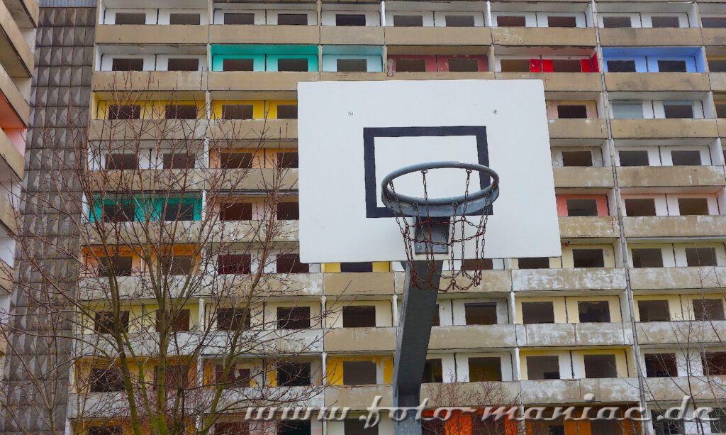 Abriss later Bauten - Baskettballkorb vor einem entkernten Plattenbau