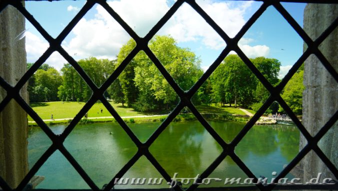 Blick durch ein Fenster des Chateau Azay-le-Rideau in den Park
