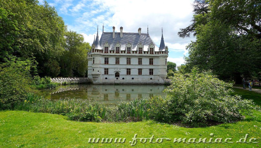 Das malerische Chateau Azay-le-Rideau vom Park aus gesehen