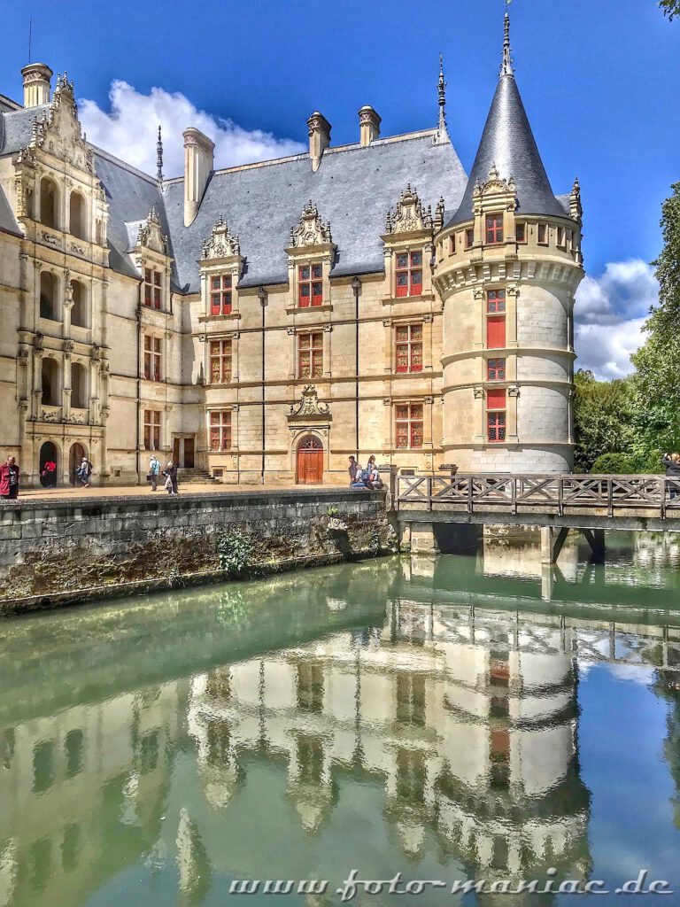 Ein Eckturm vom Chateau Azay-le-Rideau spiegelt sich im Wasser