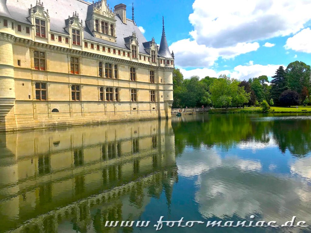 Wolken spiegeln sich im Fluss des traumhaften Chateau Azay-le-Rideau