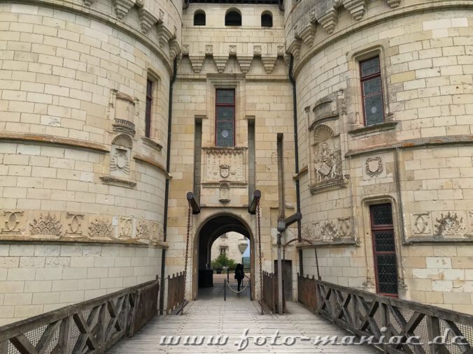 Der Eingang zum burgähnlichen Chateau Chaumont führt über eine Kettenbrücke