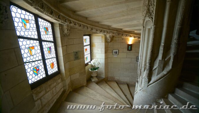 Treppenhaus mit Bleiglasfenstern im Chateau Chaumont