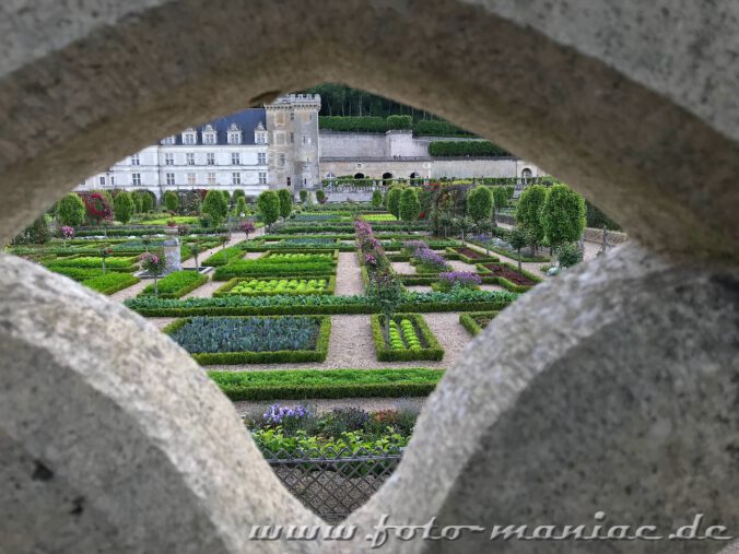 Blick durch eine Brüstung auf den Gemüsegarten von Chateau Villandry