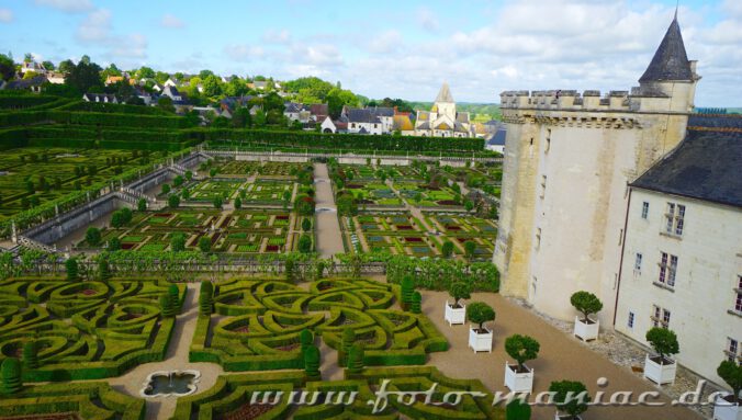 Blick von der Aussichtsterrasse auf die Gärten vom malerischen Chateau Villandry