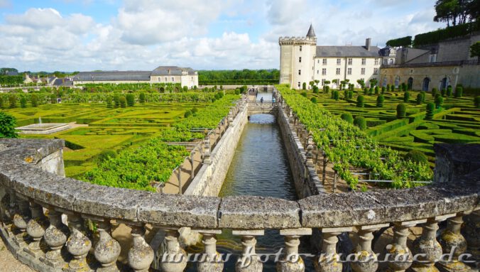 Wassergraben trennt die Gartenareale im Garten von Chateau Villandry