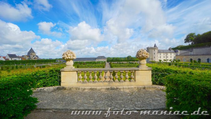 Brüstung mit Blumenskulpturen im Garten vom malerischen Chateau Villandry