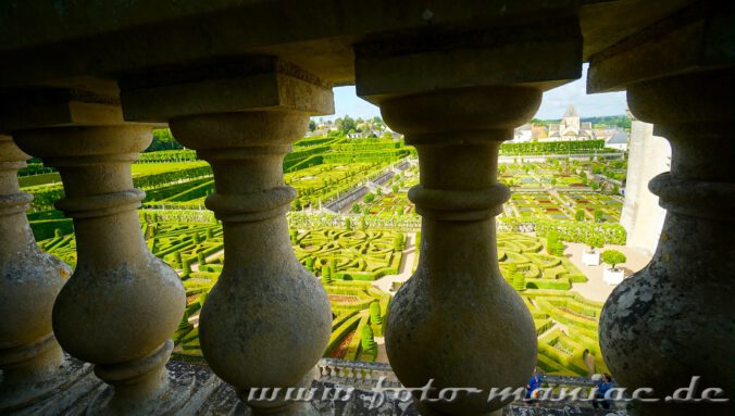 Blick durch eine Brüstung auf den Garten vom malerischen Chateau Villandry