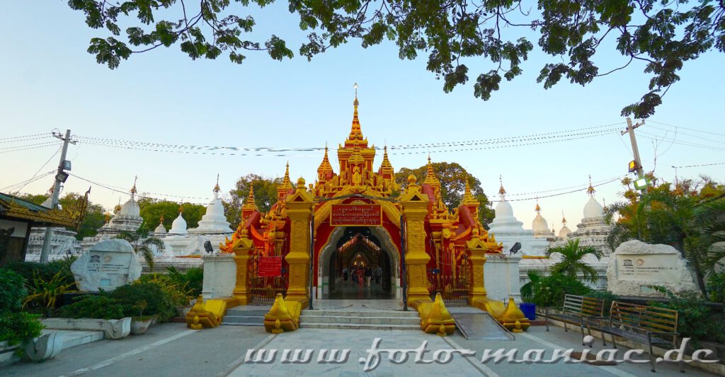 Eingang zur Kuthodaw-Pagode in Myanmar