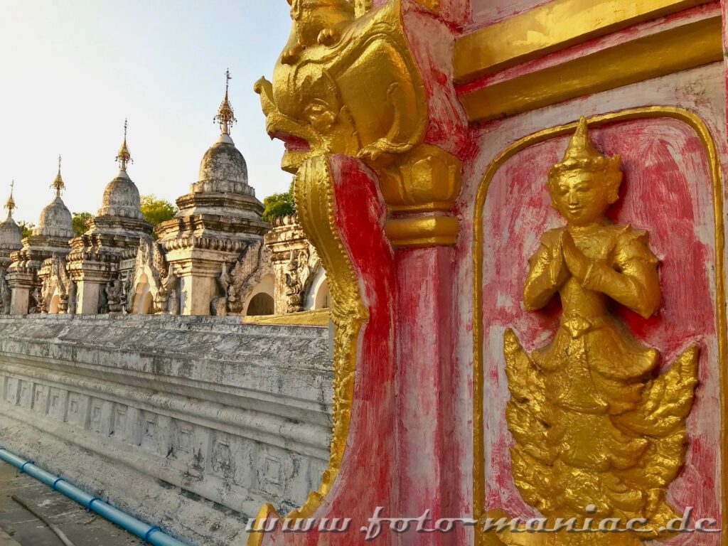 Zauber von Myanmar - betende Goldfigur vor den Stupas