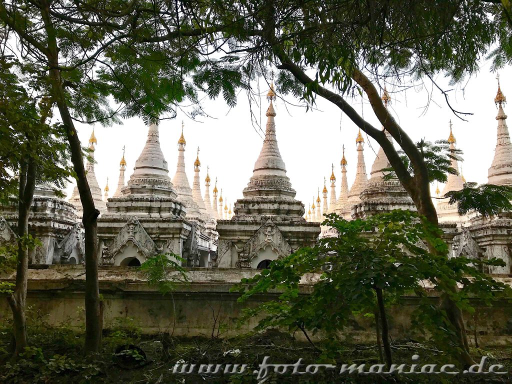 Ein Meer von Stupas hinter der Mauer der Kuthodaw-Pagode-