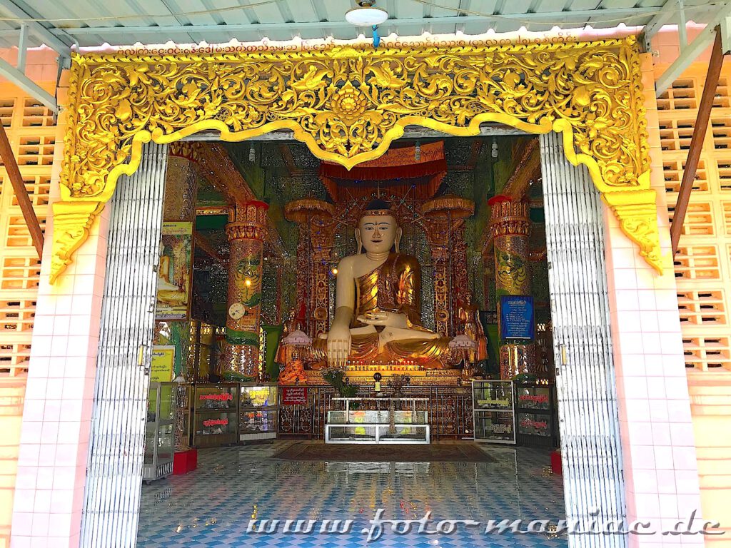 Ein Buddha im Gebetsraum