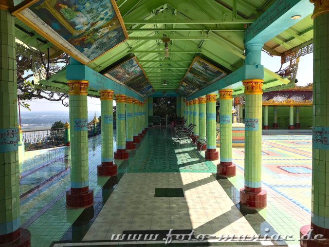 Zauber von Myanmar - Säulengang in fröhlichem Grün