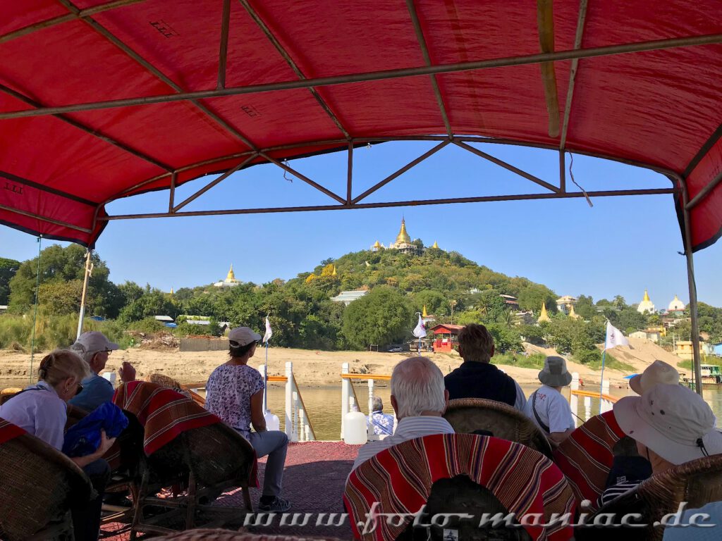 Die Pagoden auf dem Sagaing Hill begrüßen die Touristen in ihrem Boot