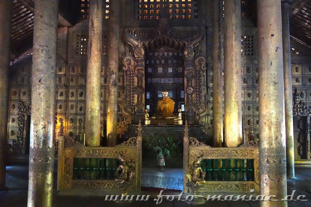Zauber von Myanmar - Buddha-Statue im Gebetsraum des Shwenandaw-Klosters 