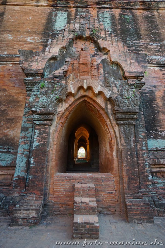 Kleiner Eingang in den Dhammayangyi Tempel