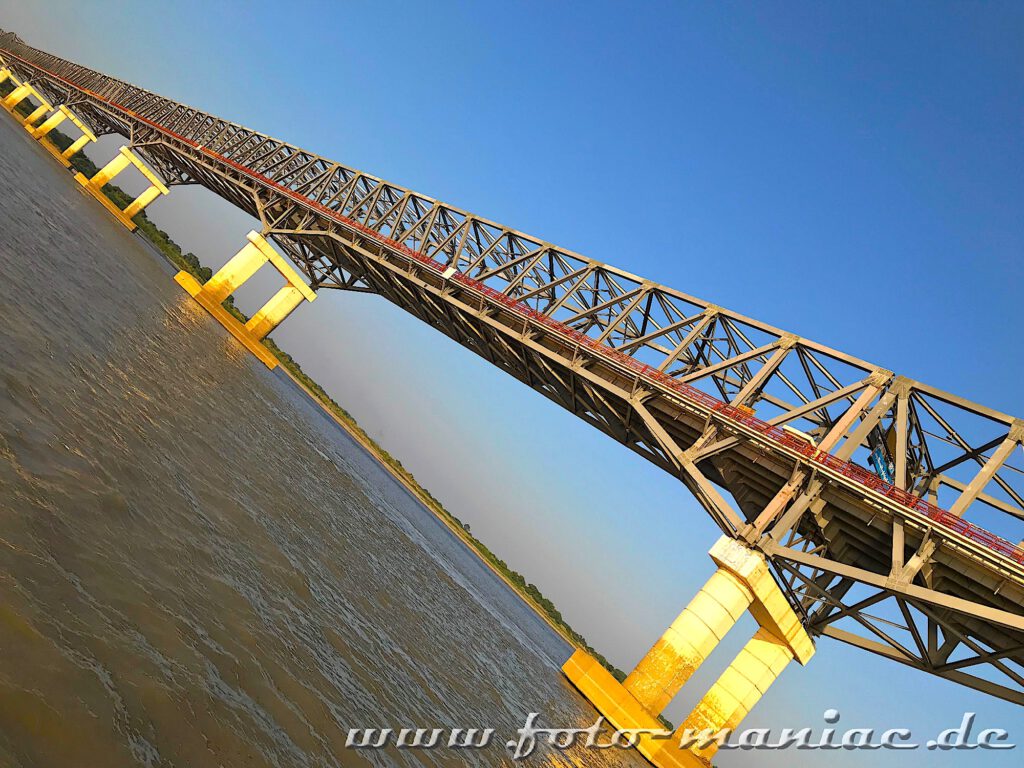 Moderen Brücke über den Ayeyarwady in Myanmar