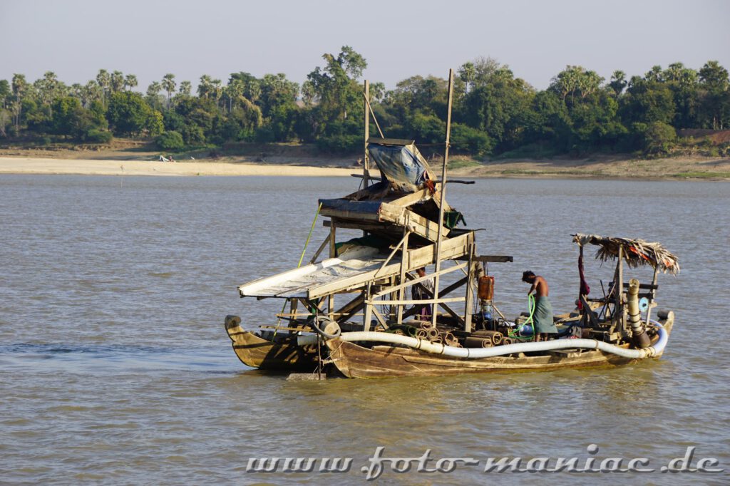 Holzboot auf dem Ayeyewady in Myanmar
