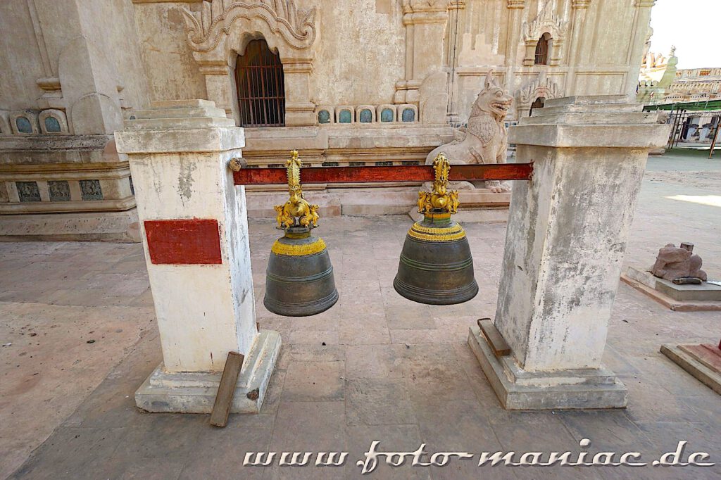 Zwei Glocke vor dem Ananda Tempel