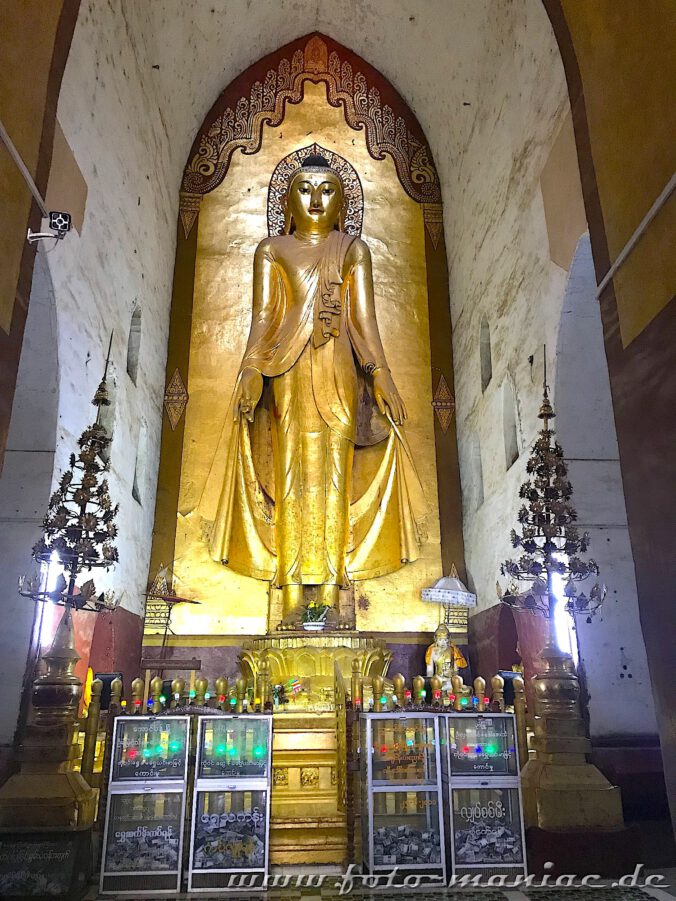 Buddhafigur im Ananda Tempel in der einzigartigen Tempelstadt Bagan