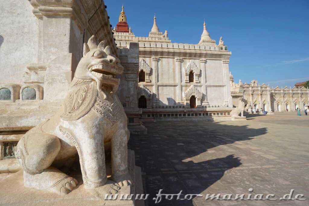 Steinerne Löwenfigur vor dem Ananda Tempel in Bagan