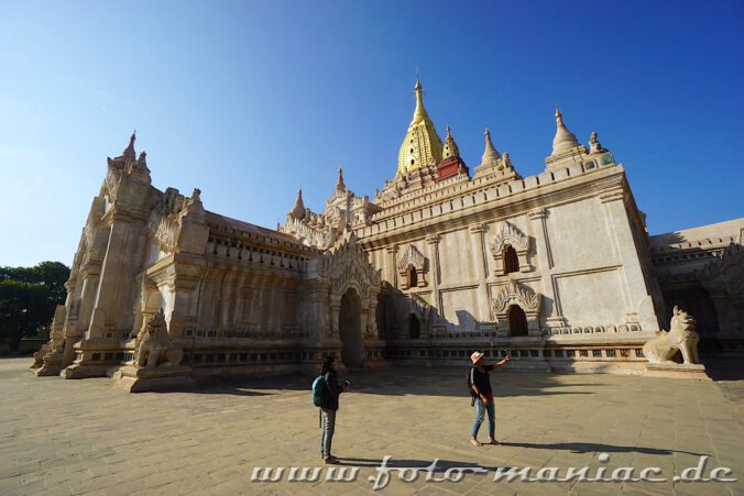 Zwei Touristen stehen vor dem Ananda Tempel in Bagan