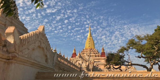 Blick auf den Stupa des Ananda Tempels in der einzigartigen Tempelstadt Bagan
