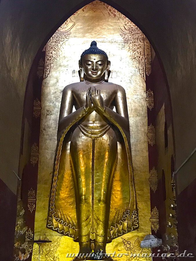 Buddha im Ananda Tempel in Bagan