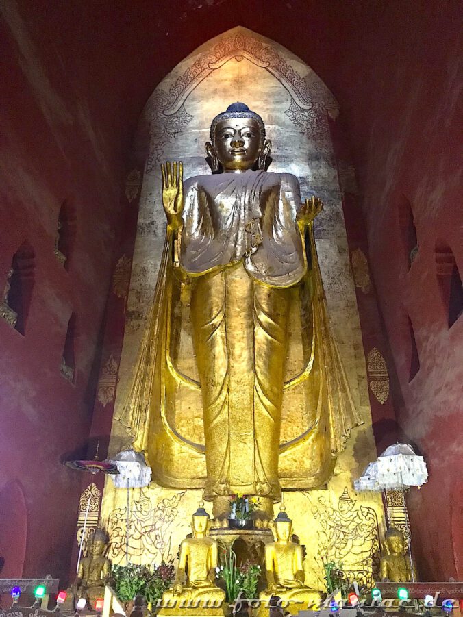 Buddhafigur im Ananda Tempel in der einzigartigen Tempelstadt Bagan