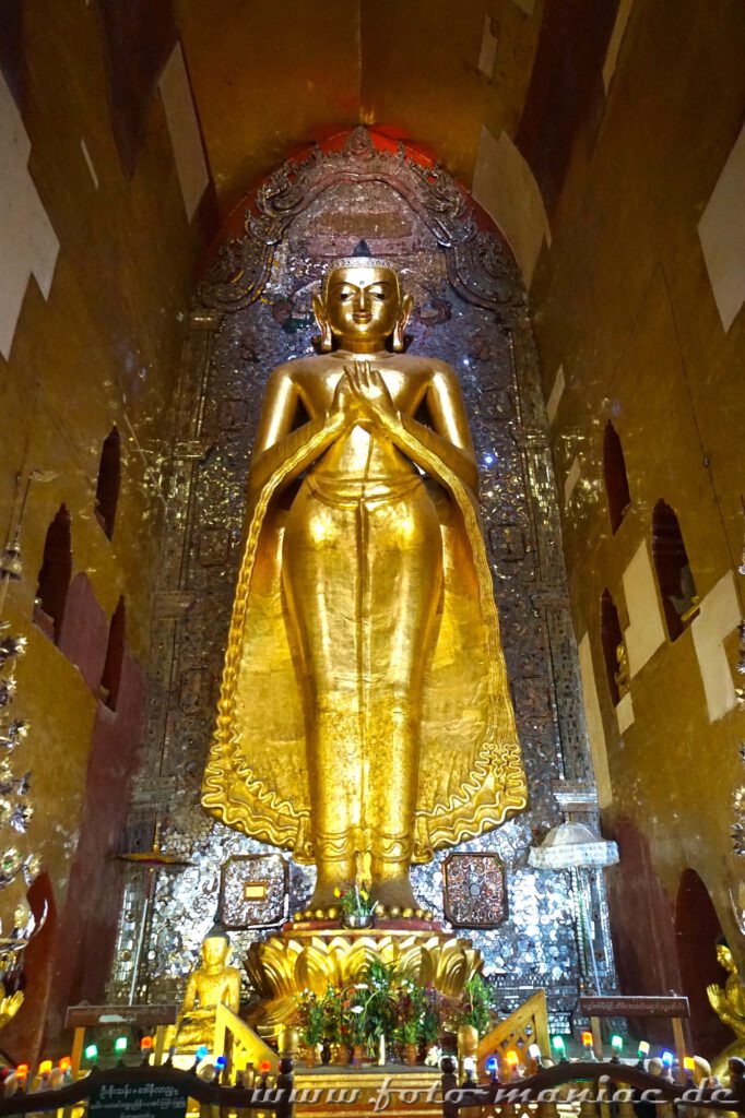 Buddhafigur im Ananda Tempel in der Tempelstadt Bagan
