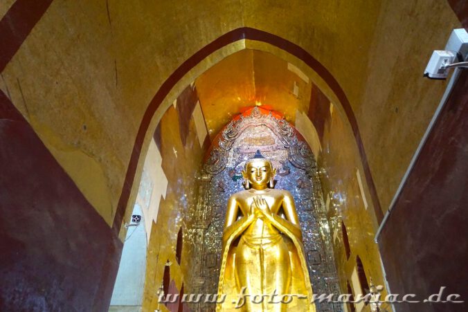 Einzigartige Tempelstadt Bagan - stehender Buddha im Ananda Tempel in der einzigartigen Tempelstadt Bagan
