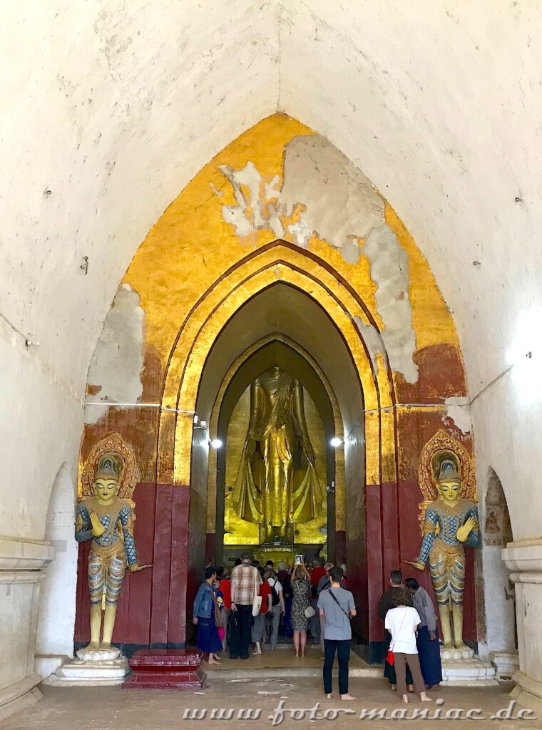 Pilger vor einem Buddha im Ananda Tempel