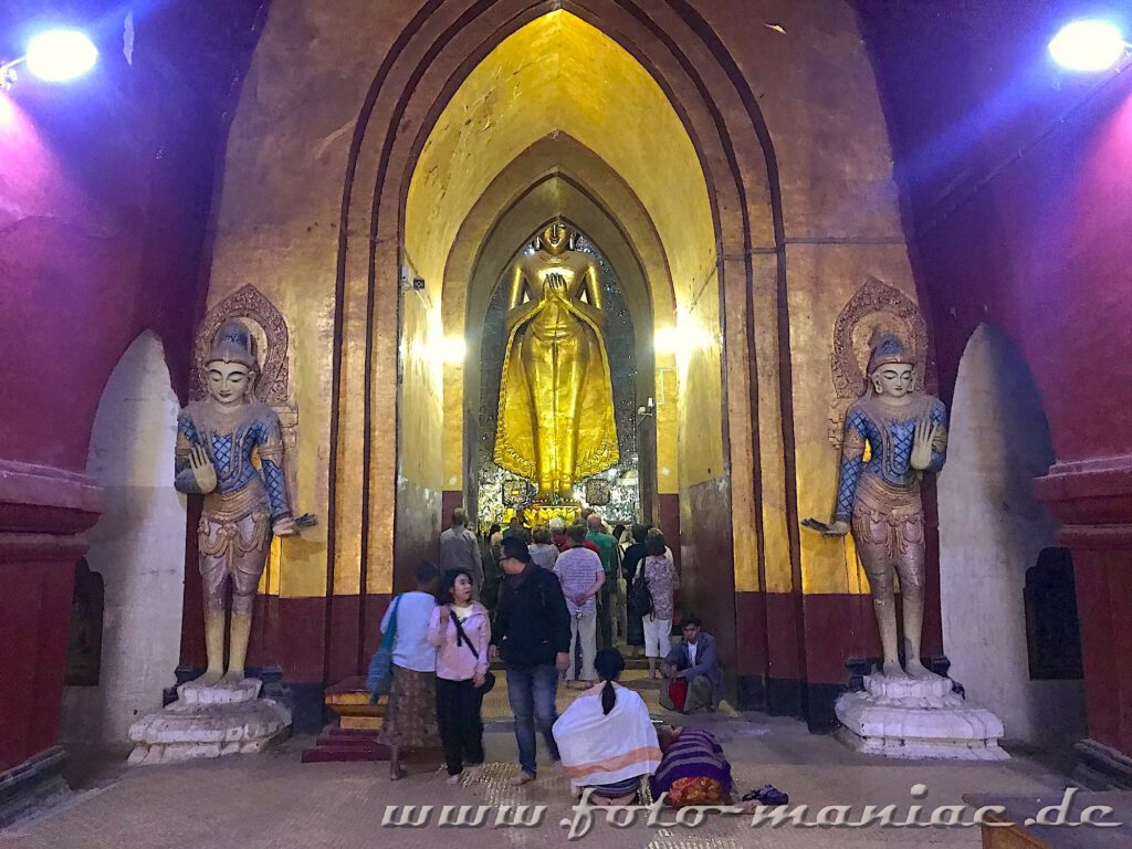 Plger vor einem Buddha im Ananda Tempel in Bagan
