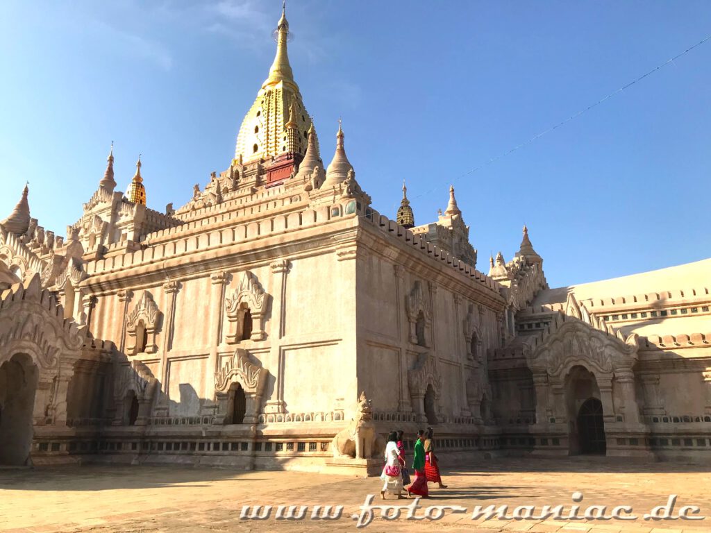 Burmesinnen laufen in der Tempelstadt Bagan am Ananda Tempel vorbei
