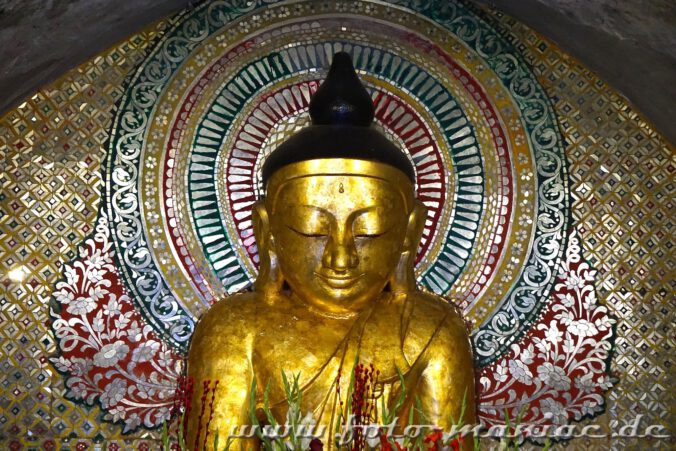 Goldener Buddha vor Mosaik-Hintergrund