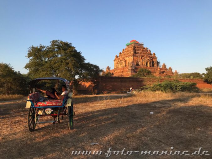 Ein Pferdegespann wartet in Bagan auf Touristen