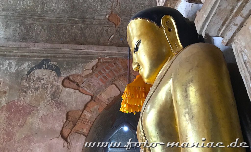 Tempel-hopping in Bagan - Buddha vor der Wandbemalung