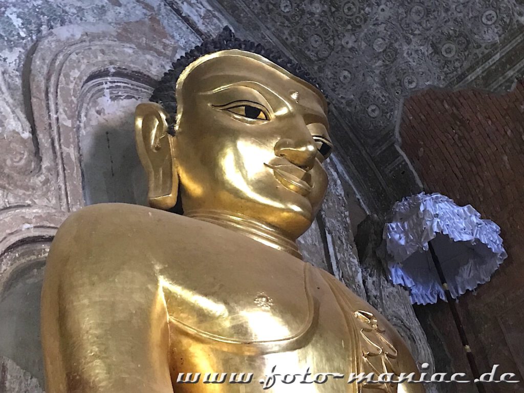 Goldener Buddha mit Ehrenschirm