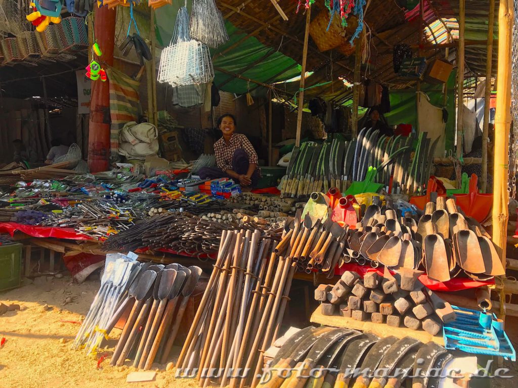 Das Angebot an Gerätschaften für Haus und Acker ist auf dem Markt von Bagan groß