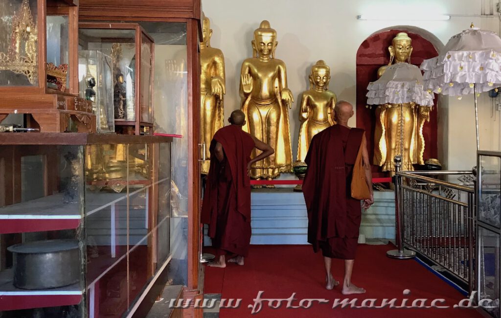 Tempel-Hopping in Bagan - Zwei Mönche stehen vor Buddhas