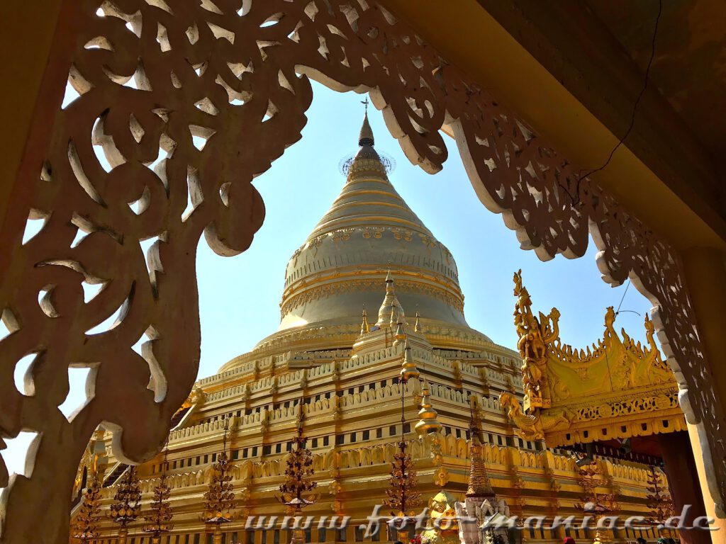 Tempel-hopping in Bagan - Durchblick zu Shwezigon Pagode in Bagan