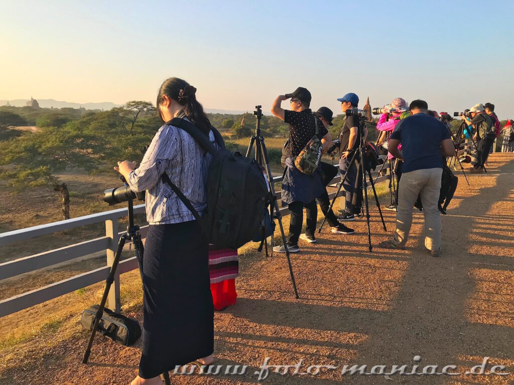 Touristen mit Stativen warten auf en Sonnenuntergang