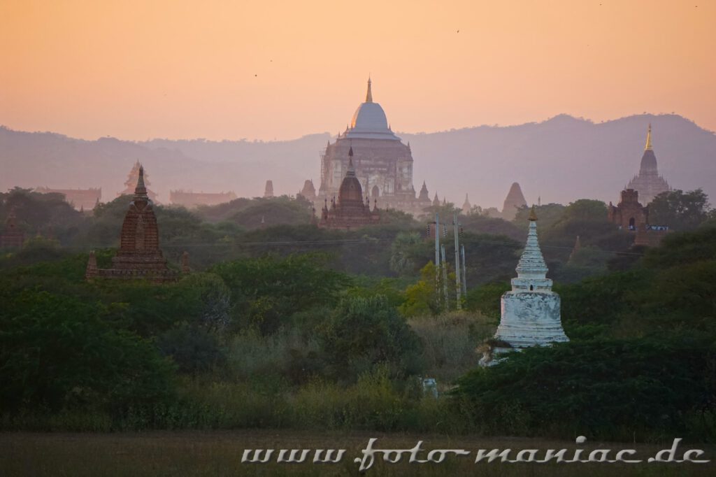 Die Abenddämmerung senkt sich über das Pagodenfeld von Bagan