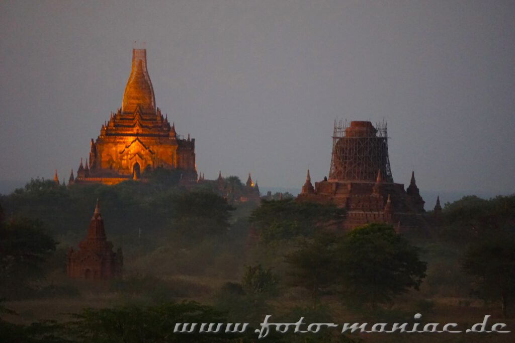 Die Tempel von Bagan glühen bei Sonnenuntergang