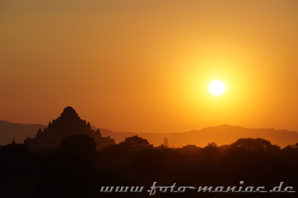 Einzigartige Tempelstadt Bagan bei Sonnenuntergang