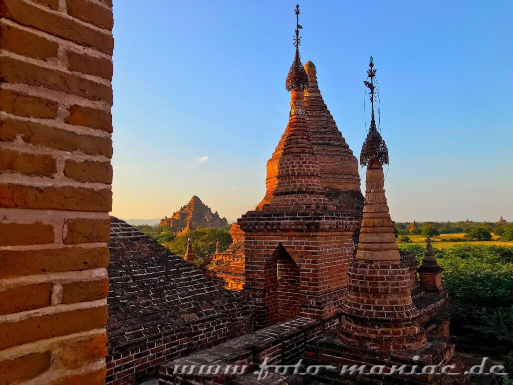 Blick von einem Tempeldach in Bagan auf benachbarte Tempel