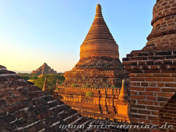 Blick von einem Tempeldach in Bagan auf andere Tempelanlagen
