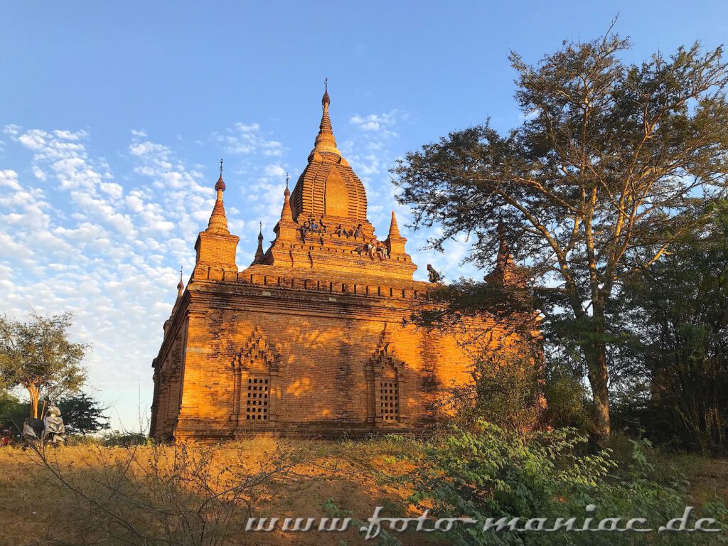Menschen sitzen auf einem Tempeldach in Bagan