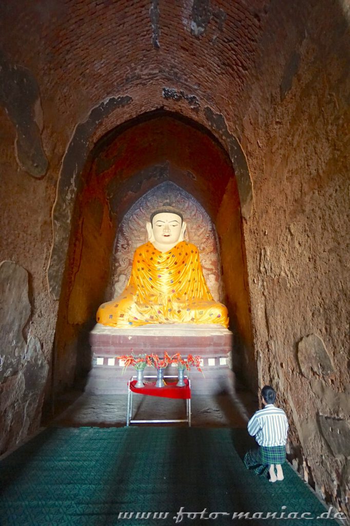 Betender vor Buddha Statue